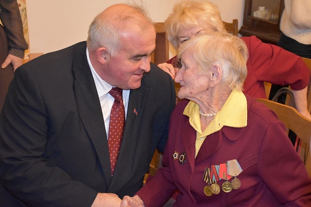 Сергей Ситников вручил юбилейную медаль Лебедевой Антонине Николаевне