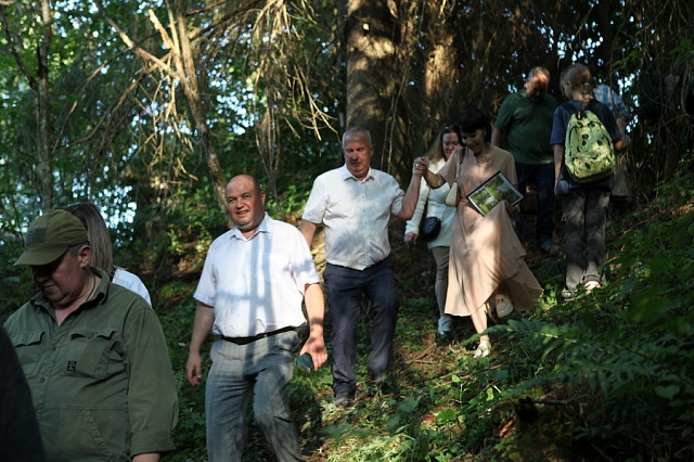 В глубь заозерья шагаем...