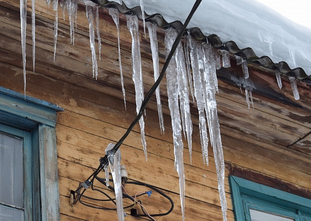 Костромаэнерго напоминает о необходимости своевременной очистки кровель зданий от снега и льда 