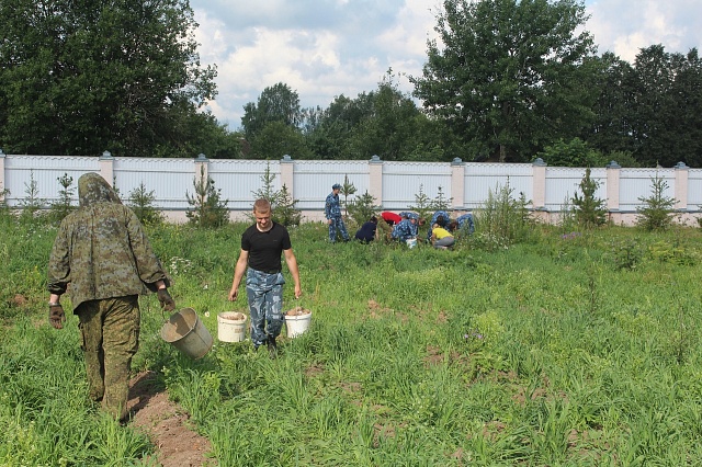 Сотрудники СИЗО-2 УФСИН России по Костромской области оказали помощь в благоустройстве территории Паисиево-Галичского Успенского монастыря.