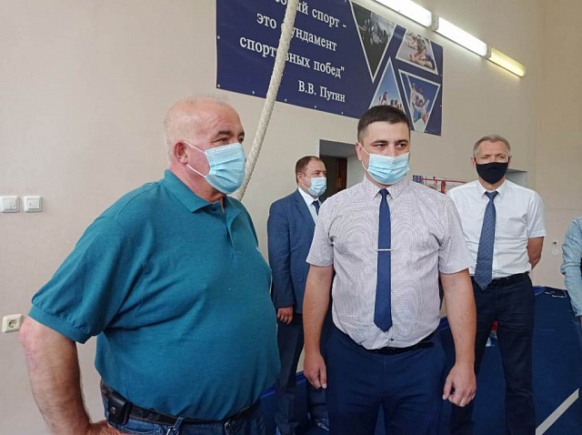 Родители юных галичских акробатов поблагодарили Сергея Ситникова за поддержку спорта