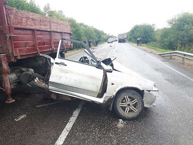 В Галичском районе «пятнашка» выехала на встречную полосу движения и столкнулась с фурой